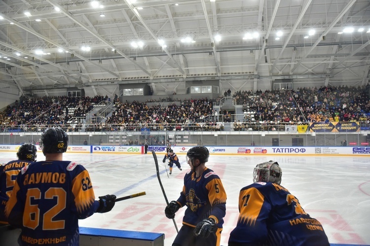 Хоккейные «Челны» – боль: плетутся в аутсайдерах, перебирают тренеров и игроков