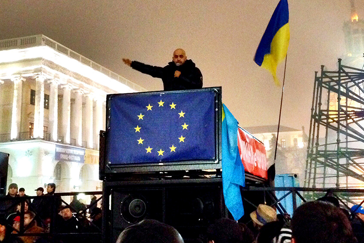 Мустафа Найем выступает на Евромайдане в ноябре 2013 года