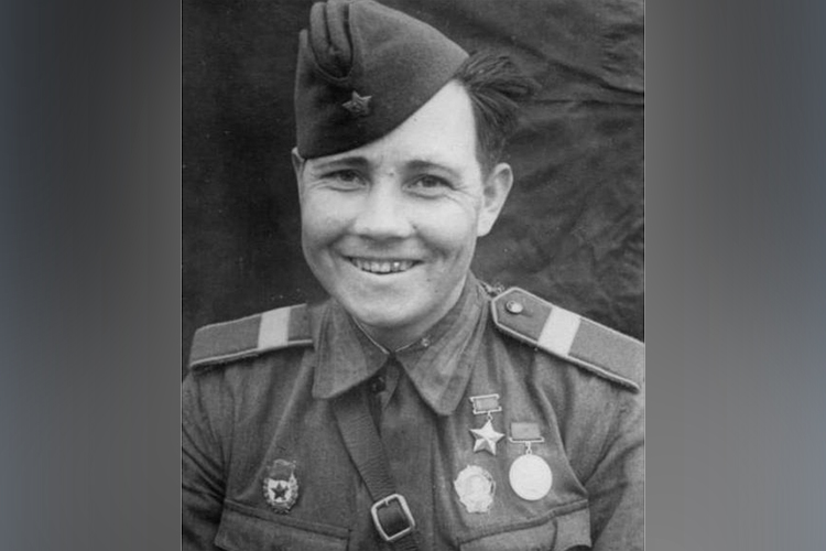 В Набережных Челнах жил другой известный артиллерист Ильдар Маннанов. С 1941 года он принимал участие в Великой Отечественной войне