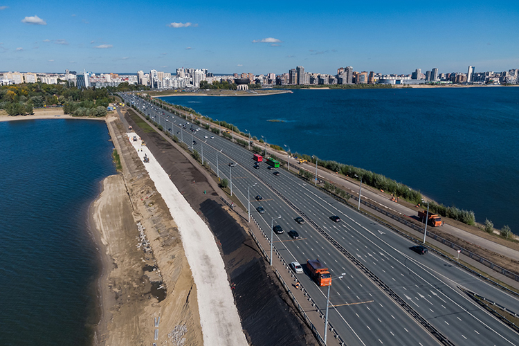 «Казань — сравнительно легкое для логистики и коммуникаций место. Там можно свободно и быстро перемещаться. В Москве — одно дело в день. Два — это уже тяжело»