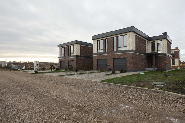 Первый дом в таун-парке готов на 99%, еще два близятся к завершению