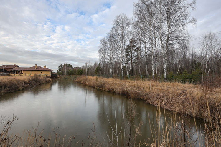 В коттеджном поселке работает своя управляющая компания: ее сотрудники готовы, к примеру, постричь за вас газон или убрать снег