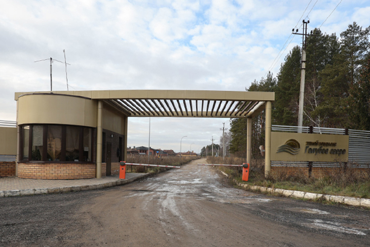 Если брать в пример коттеджный поселок «Голубое озеро», то его локация позволяет за 25–30 минут добираться на машине до центра