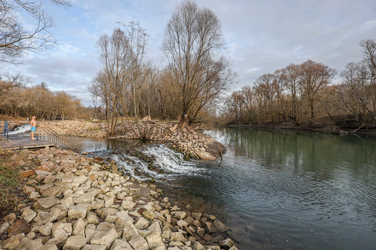 Жить не просто у воды, а близ Голубых озер — пожалуй, для Казани особенный вариант загородного формата