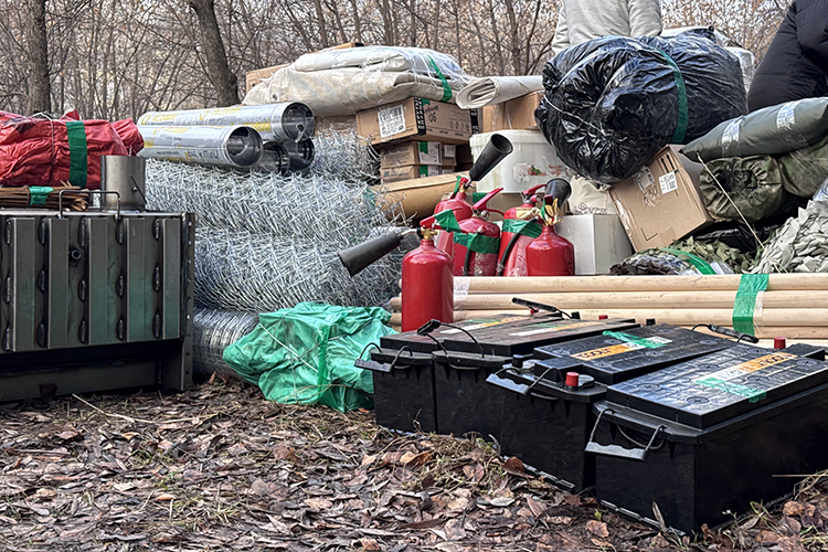 В составе груза аккумуляторы, маскировочные сети, автономные отопители, адресные посылки, бочки и канистры для топлива, продукты питания