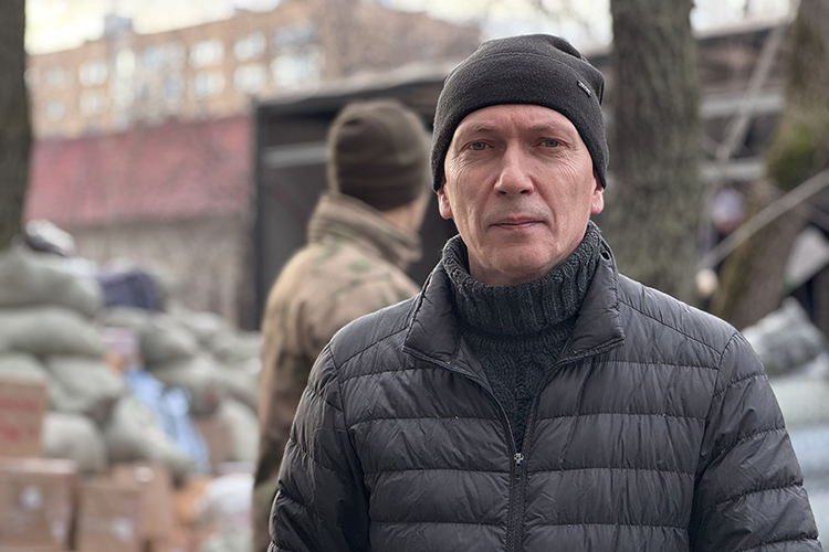 Руководитель фонда «За мирное небо» Тимур Эткеев: «Сегодня отправляем рекордное количество гуманитарной помощи, мы погрузили четыре фуры. В составе груза 6 автомобилей, два мотоцикла, 30 генераторов, отопители, турели для сбития беспилотников и многое другое»