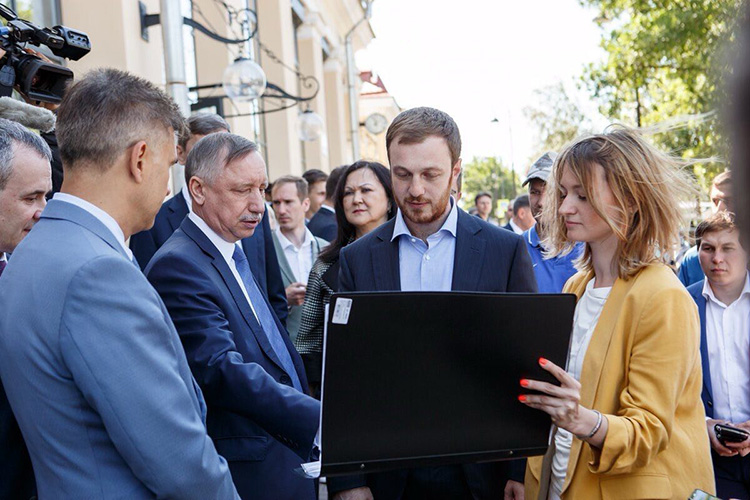 «Первым я арендовал Василеостровский рынок и полностью его перестроил. Сегодня у него рекордная посещаемость: например, в июне этого года было 230 тысяч человек»