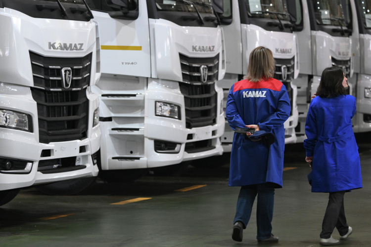 Всего с конвейера в сутки сходит около 200 автомобилей, но и рынок пока слабый. Планируемые объемы производства на следующий год КАМАЗ пока не раскрывает