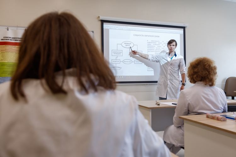 Всего за следующий год распределят субсидии на 26,8 млрд рублей. Это на миллиард меньше, чем в 2025-м, зато получателей станет больше — 106 вузов против 99