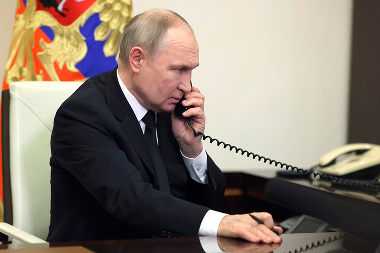 Тем временем президент России Владимир Путин сегодня провел телефонный разговор с президентом Турции Реджепом Тайипом Эрдоганом