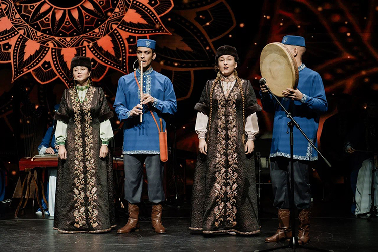 «Кадим Алмет» был создан четыре года назад по инициативе «Татнефти». В 2022 году дебютный альбом музыкантов удостоился премии Russian World Music Awards в номинации «Лучший аутентичный проект»