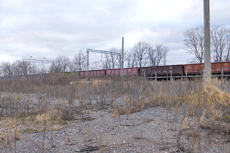 Остальная территория и ж/д пути находятся в субаренде, их собственник — РЖД