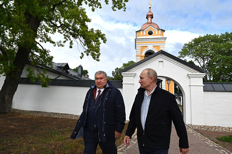 Игорь Сечин пока остается в «элитной обойме» президента