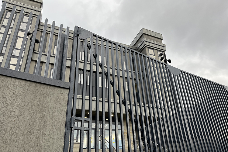 Стоимость строительства не называется, однако, по оценкам источников, при средней стоимости строительства административных помещений в 200 тыс. рублей за квадратный метр