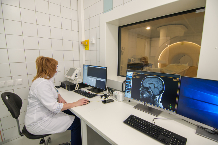 На 31 октября 2025 года в первичных онкологических кабинетах и центрах амбулаторной онкологической помощи в системе ОМС работают 115 врачей онкологов, в ряде случаев эту должность занимают внутренние совместители