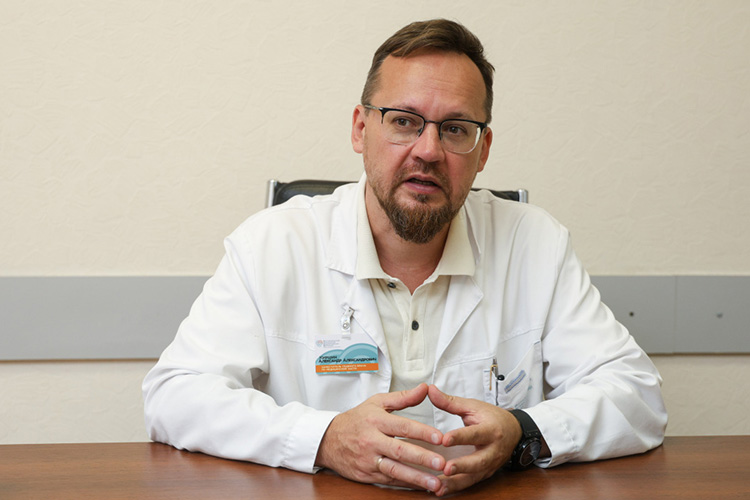 Александр Киршин объясняет, что 40–50% раков I и II стадий не требуют больших затрат на лечение, стоимость их лечения занимает 1/10 от бюджета, а вот стоимость лечения запущенных форм — 9/10