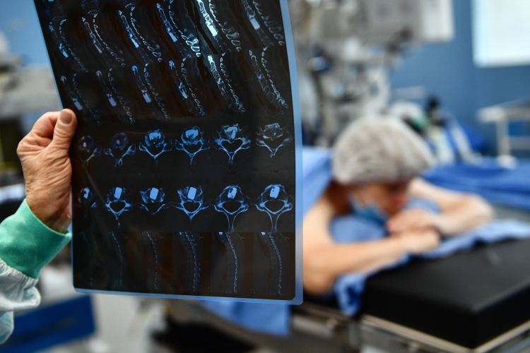 В том же Нижнекамске КТ и МРТ можно пройти по квотам, которые также быстро заканчиваются, пациентов отправляют делать дорогостоящие процедуры в другие города или платно