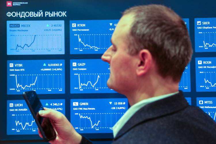 Согласно принятому решению, акционеры получат дивиденды в денежной форме из расчета 22 рубля 48 копеек на одну обыкновенную и привилегированную акцию