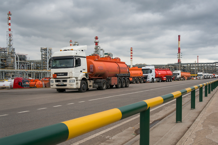 По итогам января – сентября текущего года продажи собственных нефтепродуктов, куда входит и бензин, увеличились всего на 0,9% до 629 млрд рублей