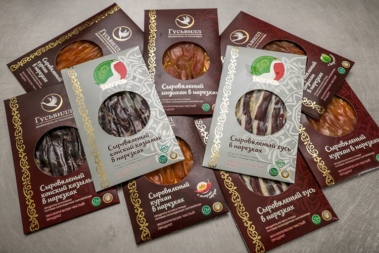 «Супруга иногда готовит гуся в рукаве, в духовке, но мой любимый гусь — сыровяленый. Он, кстати, и среди покупателей наибольшим спросом пользуется»