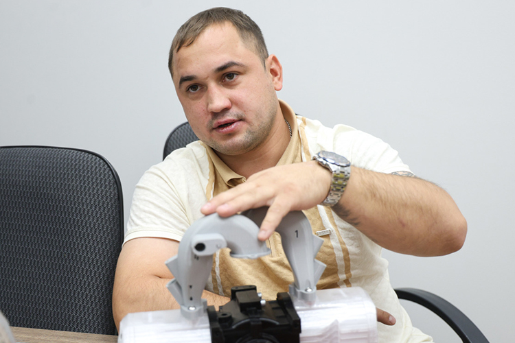 «Двигатель весит примерно 18 килограммов, аналог — 16–17. Но у меня и мощность выше, то есть соотношение «мощность / килограмм веса» намного лучше»