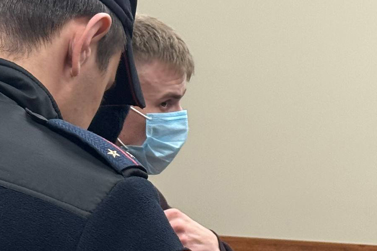 Путем частичного сложения наказаний окончательно Инсафа Сунгатуллина (в маске) приговорили к 4 годам и 6 месяцам заключения под стражу строгого режима со штрафом в размере 4 млн рублей