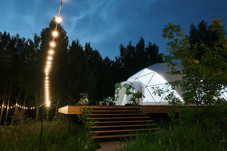 «Сейчас вывезти людей за город очень сложно. Они не хотят ночевать где-то, помимо дома. Мы постоянно находимся в поиске того, чего хотят клиенты»