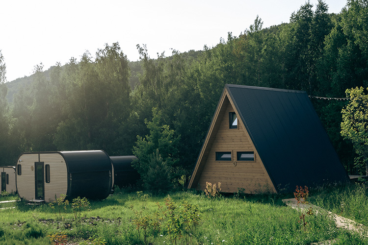 «По сути, ты берешь поле и растягиваешь отель по одному номеру на территории в несколько километров, подводишь к каждому домику коммуникацию под землей»