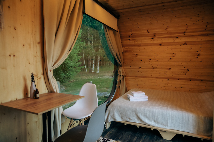 «Уборка номеров гораздо сложнее, чем в обычных отелях. Горничной нужно больше времени и ресурсов, чтобы убраться в каждом домике»