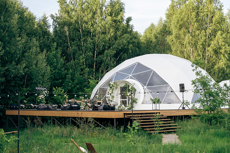 «У нас до 19:00 можно включать музыку на улице, проводить регистрацию, затем все действие переносится в купол»