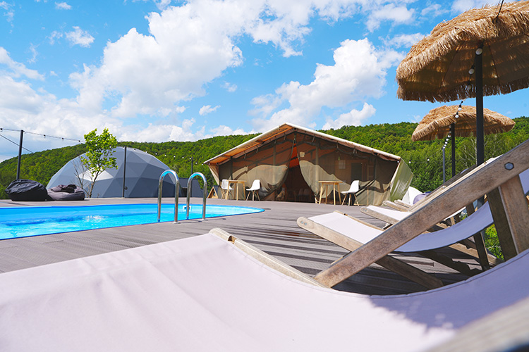 «На нашей территории 10 домиков на 40 гостей, площадка, ориентированная на 80 человек, баня, фурако и бассейн»