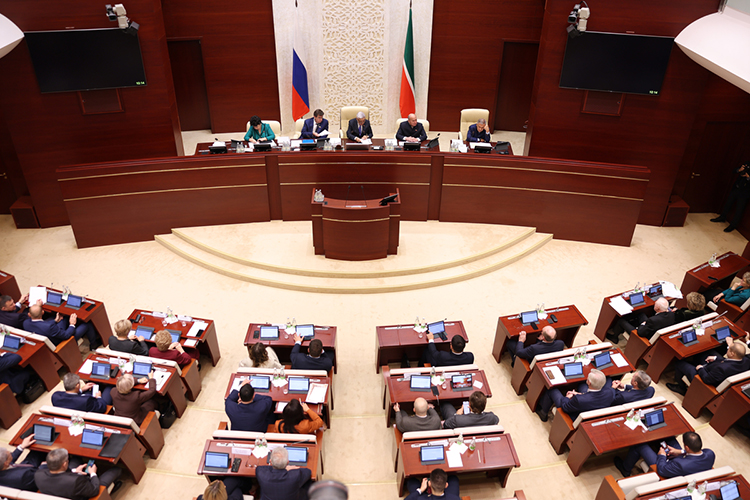 Депутаты сегодня утвердили поправки, согласно которым в 2026 году казна Татарстана получит из федеральной 50,3 млрд рублей