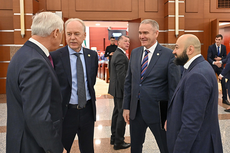 В холле перед заседанием Госсовета обсуждали не казну, а дела текущие