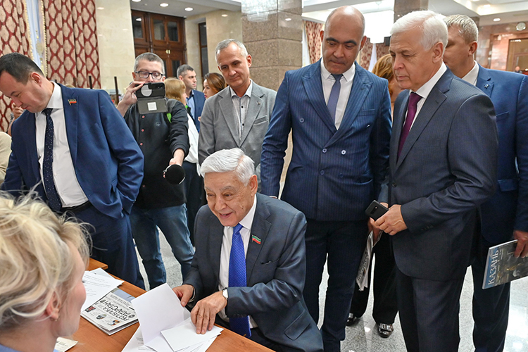 Мухаметшин напомнил коллегам, что в парламенте организована подписка на республиканские газеты и журналы на первое полугодие 2026 года