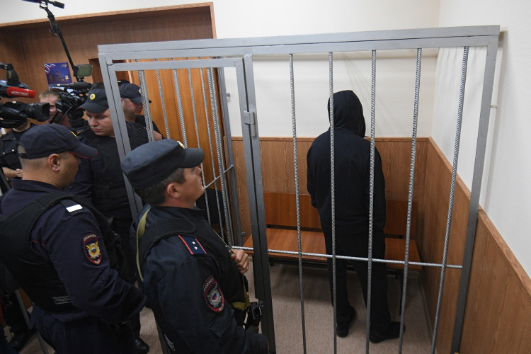 Как рассказывают наши собеседники, сам факт того, что следователи по делу Сыча наведывались к его «коллегам по цеху», здорово всполошил криминальное сообщество (на фото: Олег Шишканов, более известный как Шишкан)