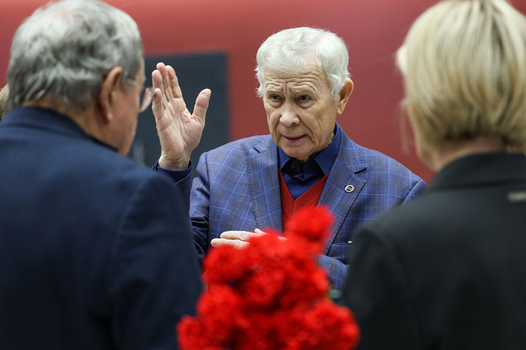 «Многогранный человек. Он и поэт, он и ученый, причем ученый такого высокого ранга, что весь Советский Союз и Россия прекрасно знали его как специалиста в области федерализма», — охарактеризовал Железнова бывший декан юридического факультета Ильдар Тарханов