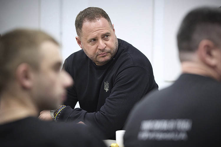 Западная пресса ранее называла Ермака человеком, без одобрения или осведомленности которого на Украине ничего не происходит