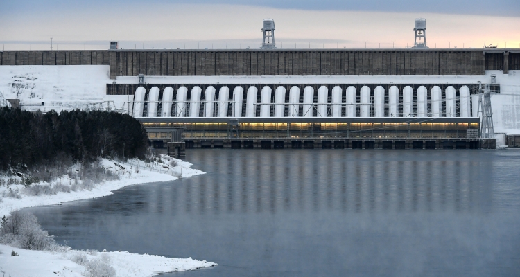 «Энергетические плотины сейчас особого значения не имеют, они не дают много энергии. Кроме того, этот проект нарушил экологию, затопили много сел»