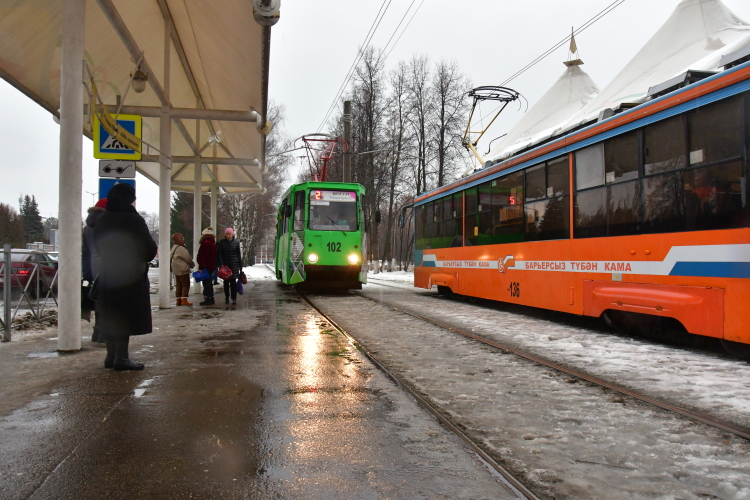 Трамвайная сеть охватывает треть территории города, но ее инфраструктура «критически изношена. Из 63 км путей 60 нуждаются в капитальном ремонте, включая 3,5 км аварийных участков