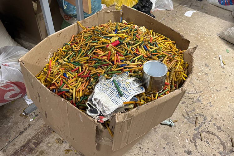 Примечательно, что воск переплавляется прямо в школе, в подвальном помещении организован целый цех для изготовления окопных свечей