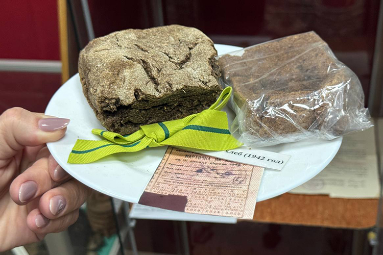 На 27 января — день снятия блокады — школа печет блокадный хлеб, не только для себя, но и на продажу, а на вырученные деньги собирают гуманитарную помощь