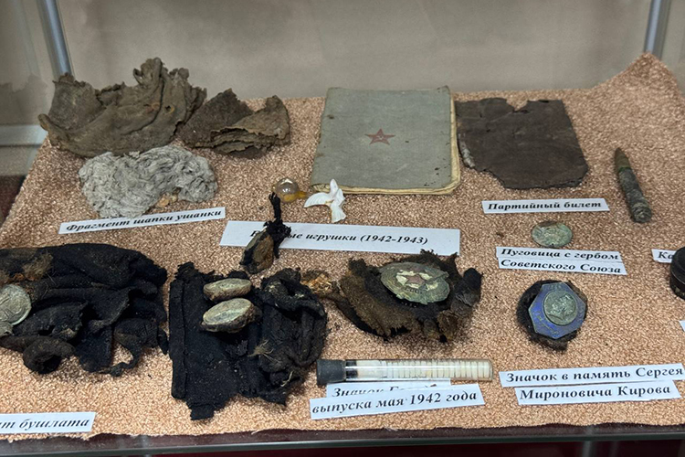 В процессе раскопок находят и артефакты периода Великой Отечественной войны, которые волонтеры с особой аккуратностью и осторожностью перевозят в свой музей в родной школе