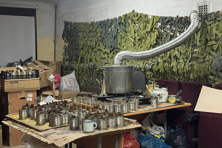 Самый главный ресурс, по словам директора гимназии, это дети. Именно они занимаются созданием окопных свечей, фасовкой комплектов сухого душа, приготовлением чак-чака и сборкой посылок для отправки