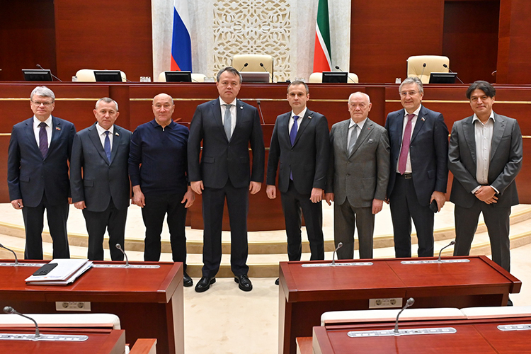 Не хватает 40% врачей, 283 коек и миллионов на лекарства: в Госсовете обсудили онкоситуацию в РТ и РФ