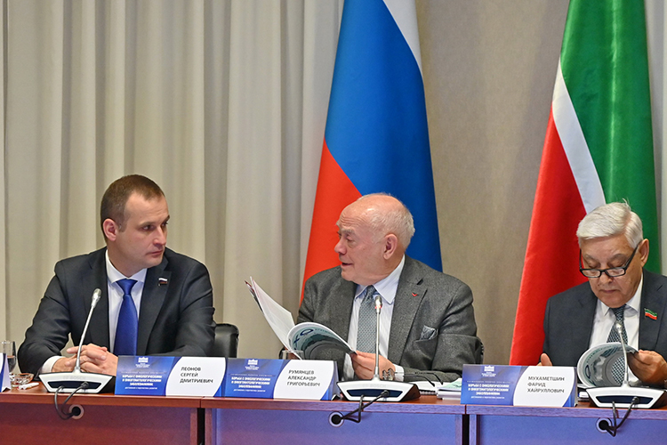 Александр Румянцев: «Мы знаем, что медицина в Татарстане на высоком уровне, но не бывает чего-то идеального. После сегодняшнего совещания мы подведем итоги в резолюции и предложим от лица комитета Госдумы по охране здоровья свои рекомендации»