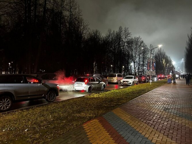 Машины перед матчем у стадиона