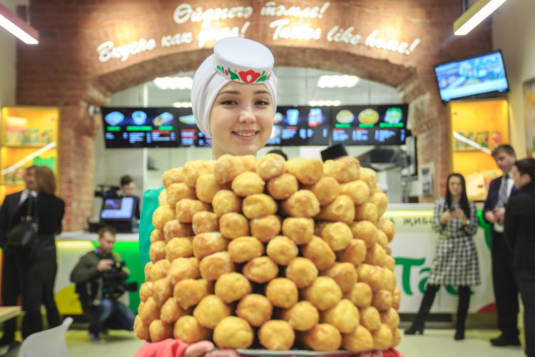 «У сети, кроме кафе быстрого питания, есть рестораны Tatar. Собственно, сначала я написал музыку для них — такой медленный даунтемпо с татарскими семплами»