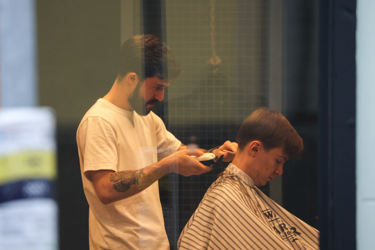 «Пока в России превалируют другие настроения — о том, что государство должно все вокруг национализировать, что ему буквально все должно принадлежать, кроме разве что малого и умеренно среднего бизнеса — парикмахерских, кафе, ремонтных мастерских и так далее»