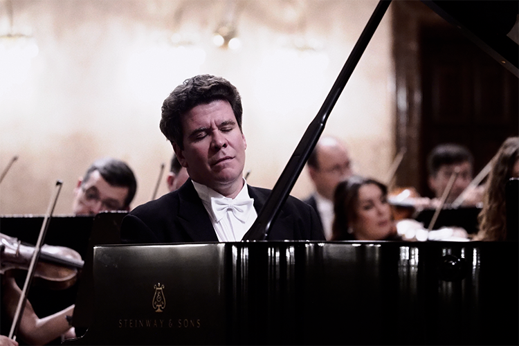 Первый концерт был посвящен музыке Рихарда Штрауса и Людвига ван Бетховена, которую Мацуев и оркестр со Сладковским за дирижерским пультом исполнили вместе с хором Казанской консерватории и концертным хором Казанского музыкального колледжа им. Аухадеева