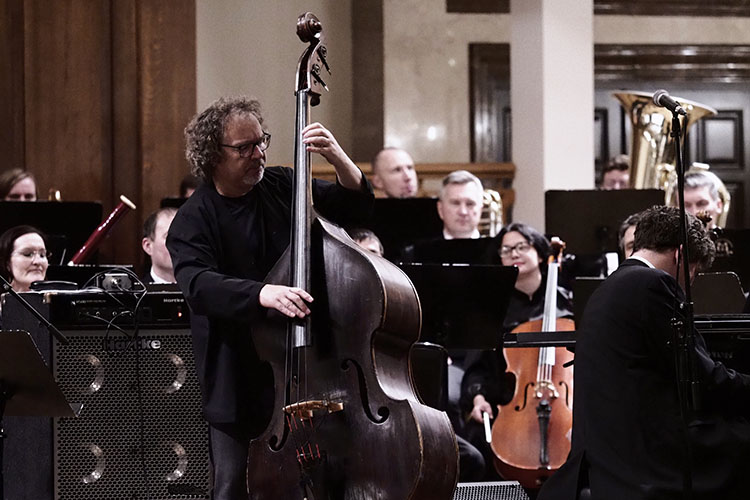 Пожалуй, успокоительные публике бы не помешали — яркая театральность партитуры как нельзя лучше подходила под выдающиеся личности каждого солиста и оркестра во главе с маэстро Сладковским
